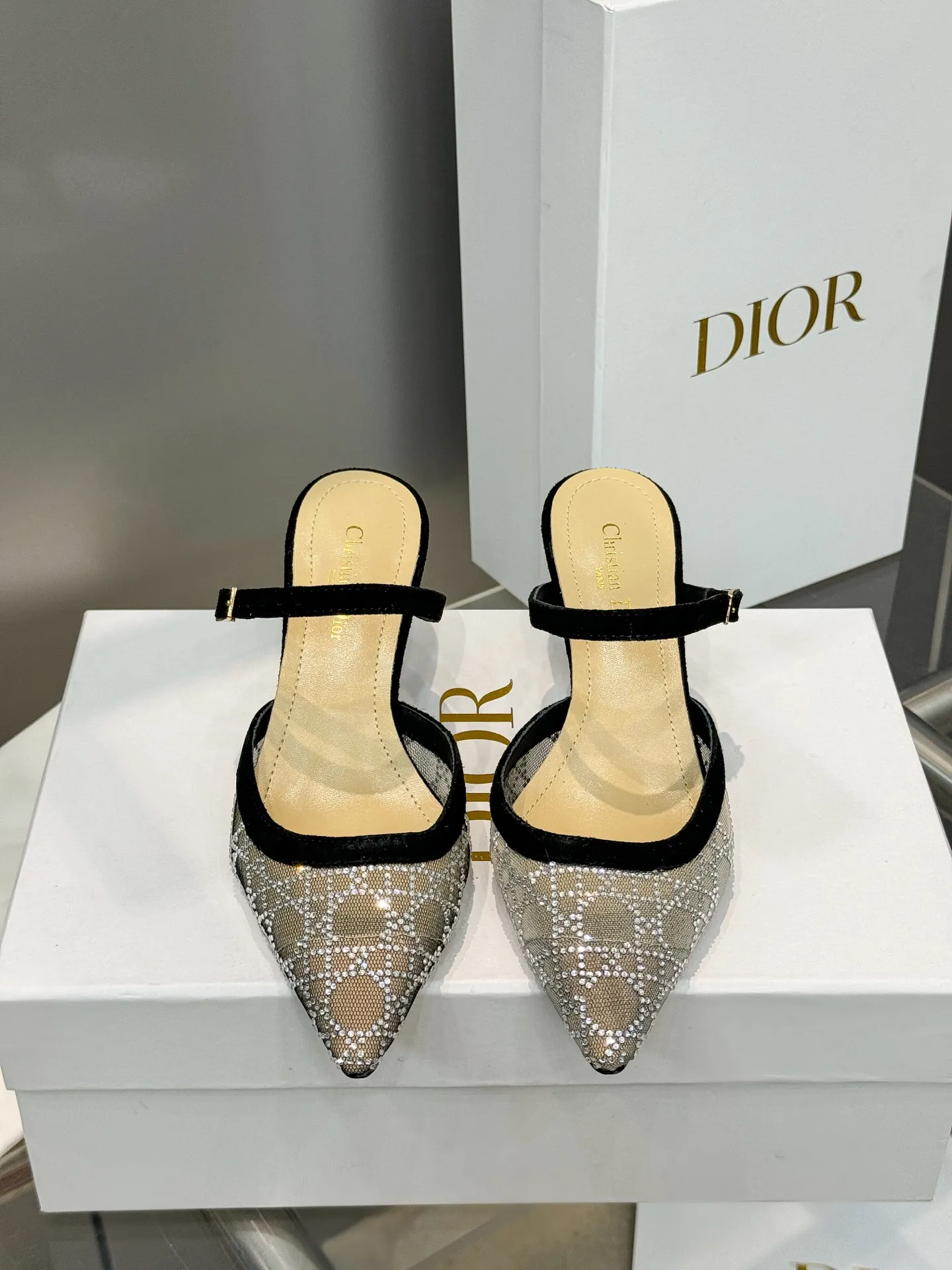 👟👟Ex-factory price 580👟👟 Dior 2025 spring and summer catwalk new style bling...bling...crystal shoes Capture series high-heeled women's shoes Star-same rhinestone square toe cannage pattern cat heel slip-on sandals The top high-end version on the market Exclusive sale Material: Original custom mesh inlaid with hot Australian rhinestones + water-dyed sheepskin feet + original molded hardware buckles + Italian leather outsole Heel height: 6.5CM/9.5CM size: 34-43 (34.40.41.42.43. Customized, non-refundable)